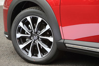 シャシーについては、路面からの入力を早期からなだらかにバネ上へと伝える特性を追求。タイヤもサイドウオールの剛性を下げ、適度なたわみをもたせた専用品をサプライヤーと共同開発した。