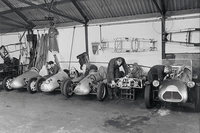 ロンドン・サービトンのワークショップにて製作される「クーパー500」。当時のイギリスには、こうしたバックヤードビルダーが多数存在した。