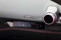 助手席側のダッシュボードには8.5インチのディスプレイが備わる（オプション）。エンジンの回転数やギアセレクト、速度などをドライバーと共有できるようになっている。