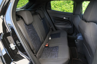 コンパクトなボディーのわりに後席はヘッドルーム、ニールームともに広く、大人でも十分くつろげるほど。背もたれには60：40の分割可倒機構が組み込まれている。