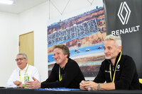 インタビューは「R.S.アルティメイトデイ」の当日、スケジュールの合間をぬって行われた。写真向かって右から、ロラン・ウルゴンさん、フィリップ・メリメさん、司会と通訳を務めたルノー・ジャポンのフレデリック・ブレンさん。