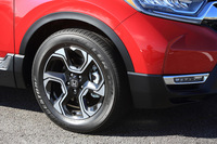 試乗車は、前後235/60R18サイズの「ブリヂストン・デューラーH/L3」タイヤを装着していた。全グレードとも、切削加工を施した写真の18インチサイズのホイールを標準装着する。