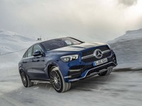 積雪したワインディングロードを上る「GLE400d 4MATICクーペ」。ステアリング操作に対する応答性は「GLE」よりも機敏に感じられた。