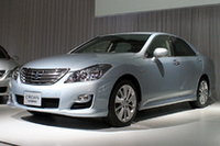 「ハイブリッド」は、発表会場の中央に鎮座。一番の主役として注目を集めた。