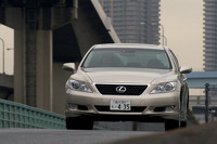 乗り心地の悪化を最小限にとどめながら、軽い身のこなしを獲得。ノーマル仕様よりも、「version SZ」のテイストを好むドライバーも多いはずだ。