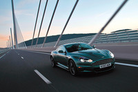 20インチのPゼロを収めるために全幅が30mm広くなったこと以外は、DB9と事実上ボディサイズは同じだが、車重は70kg軽い。