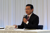 質疑応答に対応する八郷社長。他社との協業については、「ホンダ独自のビジネスをやりたいという考え方に変わりはないが、お客さまにメリットがあるならやっていきたい」と回答した。
    
