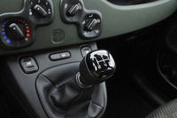 トランスミッションは5段MT。シフトノブまで「スクワール」調のデザインに。