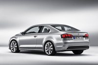 リアビューは、スタイリッシュな一連のアウディ車を連想させる。ホイールのサイズは19インチ。