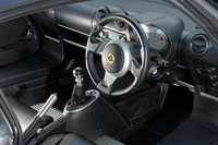 一見しただけでは現行エリーゼとまったく変わりないように思えるインテリアだが、よく見ると本革トリムの質感やシフトノブの形状が微妙に異なることがわかる。