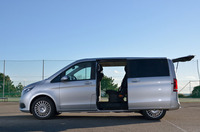 「Vクラス」のリアドアは、左右ともに電動スライド式。写真は、バックドアのウィンドウも開放した状態。