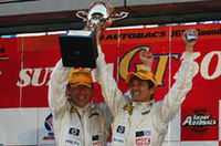 
	優勝＆チャンピオン獲得に歓喜するNo.16 M-TEC NSXの山野哲也と八木宏之。
	 