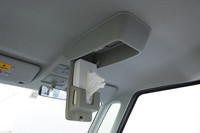 ボックスティッシュの収納スペースは、グローブボックスとオーバーヘッドコンソールの2カ所。ディーラーオプションのシリコン製ユーティリティーボックスを装着すれば、ごみ箱としても使える。