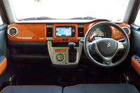 「ハスラー」のインテリア。カラフルなインストゥルメントパネルが目を引く。
    