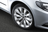 シャープなデザインのアルミホイールは、大径の18インチ。特殊高分子ポリマーの働きで、軽度のパンクならば自己修復できるという「モビリティータイヤ」が組み合わされる。