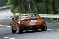 0-100km/h加速を4.6秒でこなす「アストン・マーティン ヴィラージュ」。最高速度は299km/hと公称される。
    【テスト車のオプション装備】
    ガレナシルバーレザー（インテリアカラー）＝11万7600円／バング＆オルフセン ベオサウンドオーディオ＝93万300円／ダブルエイペックスアロイ（センターコンソールパネル）＝11万7600円／ハイスペックアラーム＝5万400円／カラードブレーキキャリパー（グレー）＝11万7600円／ボンネットルーバーwithチタニウムメッシュ＝17万9550円