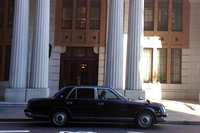 富士には月見草がよく似合う。丸の内には「トヨタ・センチュリー」がよく似合う。