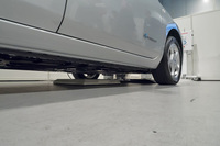 会場では、さまざまな先端技術の解説も行われた。写真は「IDSコンセプト」も対応が想定されている非接触型の充電設備。車体の下に見えているのが、非接触充電用のプレートだ。