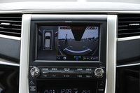 リアビューカメラの映像を解析し、近づいてくる歩行者などを検知して警告するシステムのデモンストレーションも行われた。
    