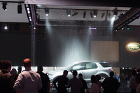 ランドローバーのブースにて。雨を降らせるアトラクション。プレスデイでも意外にこうしたベタな企画がウケる。