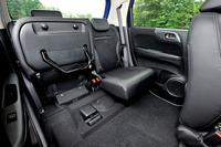 後席は前方に倒せるだけでなく、写真のように座面を跳ね上げる（チップアップ）こともできる。
    