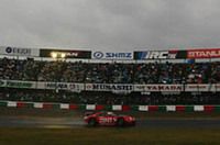 2005年の最終戦、強く降りしきる雨にもかかわらず、大勢の観客が鈴鹿サーキットを訪れた。