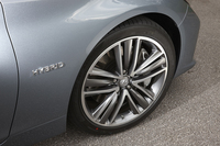 足まわりの仕様はグレードによって異なり、ハイブリッド車にはダブルピストンショックアブソーバーを装備。「350GT ハイブリッド Type SP」にはスポーツチューンドブレーキも採用している。
    