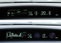 マルチインフォメーションディスプレイには、ハイブリッドシステムインジケーターが表示され、エネルギーモニターや1分or5分間燃費、燃費履歴などが確認できる。また、ステアリングにあるオーディオや空調の調節スイッチの操作状況を、センターメーターに表示、手元を見ないでの操作がしやすくなった。