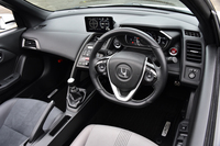 黒を基調としたインテリア。底部をフラットにした、Dシェイプの小径ステアリングホイールが装備されている。
    