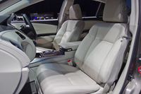 「レジェンド」のフロントシート。本革シートを標準で備える。