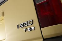 テールゲートに備わる「T-5R」のバッジ。
    