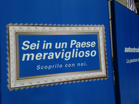 粋なサインはまだ続く。「あなたはステキな国にいます」。