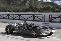 シャシーはカーボン製のモノセル（中央の黒い部分）を中心に構成される。モノセルの単体重量は75kg。