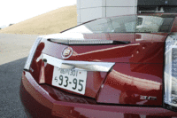 ハイデッキにして容量を稼ぐトランクだが、開口部は狭い。ただし、後席は可倒式で長尺物も収納できる。 （写真をクリックすると、シートの倒れるさまが見られます）