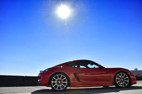 現行型「ポルシェ・ケイマン」のデビューは2012年。全長、全幅、全高については従来モデルとほぼ変わらなかったが、ホイールベースは60mm延長された。
    