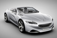 「SR1」は、HYbrid4を搭載する2＋1シーターカー。「グランドツーリングロードスター」をテーマに開発された。フロントには、1.6リッターTHPガソリンエンジン（218ps）が搭載され、リアの電気モーター（95ps）と組み合わされる。システム最高出力は313psを誇る。