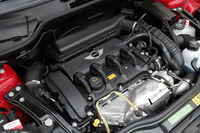 「クーパーS」のエンジンは、コモンレール式直噴ターボの1.6リッター直4。従来型スーパーチャージャーユニットから5psアップした。2000rpm弱から5000rpm付近までの間でアクセルを踏み込めば、オーバーブーストがかかり、トルクはプラス2.0kgmの26.5kgmまであがる。