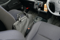 運転席と助手席の間には、手提げカバンを置けるスペースを確保。インテリアは「ビジネスに必要なものが、運転席から手の届く範囲に収納できること」を重視して設計したという。
    