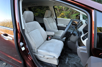 「オデッセイ G」の内装色はアイボリーが基調となる。