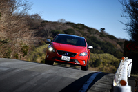 2015年モデルの「V40 T5 R-DESIGN」には、新たにLEDのドライビングライトが与えられた。
    