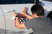 「ゴルフGTE」にゼッケンを貼る筆者。愛車でのサーキット初走行に胸も躍る。