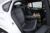 身長172cmの筆者が後席に座ると、ご覧のとおり。背もたれは3分割の可倒式で、長尺物の積載に対応する。
    