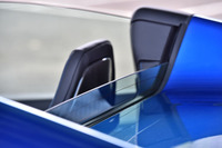 垂直に切り立った小さなガラス製リアウィンドウは、ルーフの開閉状態とは関係なく、高さを3段階に調整することができる。