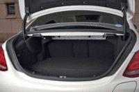 床下にバッテリーが置かれるため、トランクルームの容量は、ほかの「Cクラス セダン」よりも110リッター少ない335リッターとなる。後席の背もたれを倒すことで拡大できる。（写真をクリックするとシートの倒れるさまが見られます）