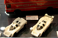 06年2月発売予定のエブロ1/43ポルシェ908ショートテール（左）と同ロングテール（右）。カラーリングやステッカーのないアイボリーのボディもまた、当時のポルシェの広報写真から抜け出てきたような雰囲気でイイ。後ろにあるトランスポーターは9240円で12月発売予定。
