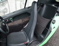 欧州では2人乗車の「i-ROAD」だが、日本ではミニカー（原付三輪）登録のため乗車定員は1人。後部空間は荷物置き場となる。