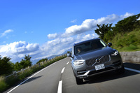 ワインディングロードを行く「XC90」。ボルボの新世代プラットフォーム「SPA」が採用された最初のモデルとなる。