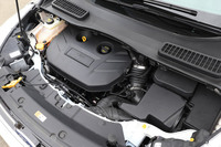 「クーガ」に1.5リッターターボと2リッターターボの2種類のエンジンが用意されるようになったのは、2015年9月から。それまで現行型のクーガには1.6リッターターボのみが搭載されていた。