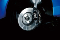 ブレンボ製17インチ対向4ピストンフロントベンチレーテッドディスクブレーキ（STIロゴ入り）