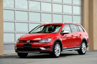 本格的なクロスオーバー4WDワゴンを標榜（ひょうぼう）する「ゴルフ オールトラック」。標準仕様のほか、装備が充実した「アップグレードパッケージ」が設定される。試乗車は後者。